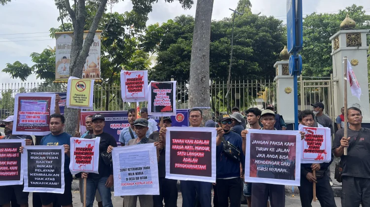 Ratusan Massa Aksi Tolak Relokasi dari TNTN di Kantor Gubernur Riau