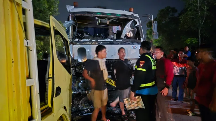 Colt Diesel dan Kontainer Tabrakan di Rumbai, Dua Sopir Luka Ringan