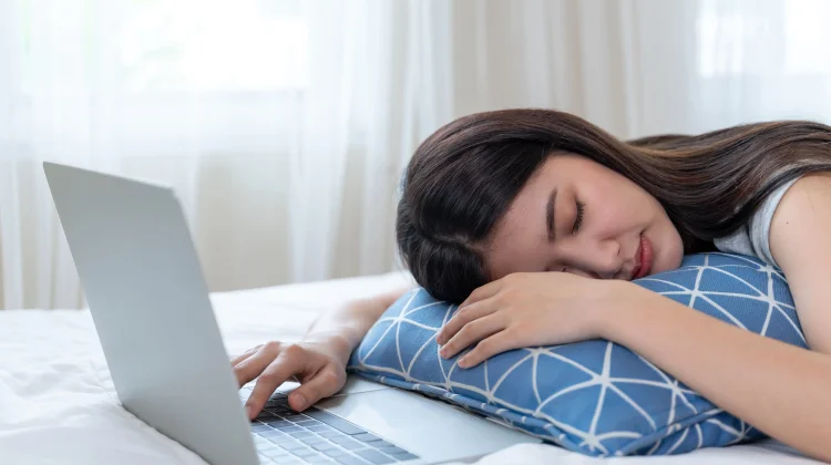 Bahaya Tidur di Dekat Gawai dan Laptop