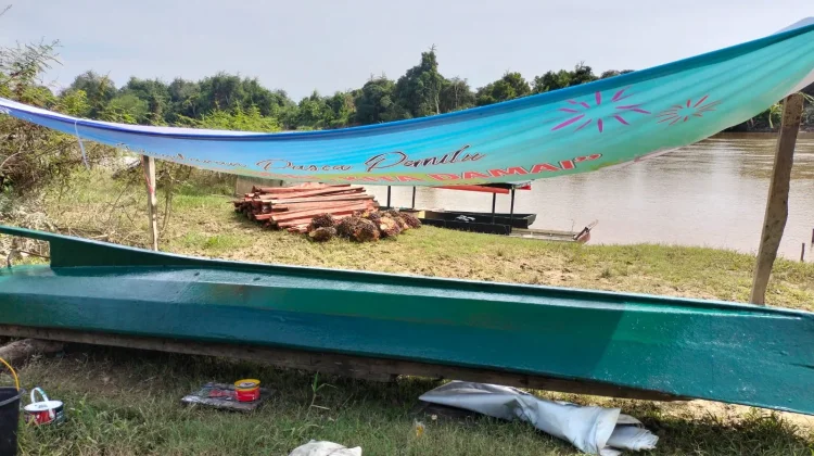 Mengaplikasikan Resin untuk Renovasi Perahu Kayu agar Tahan Lama