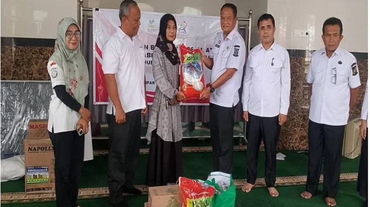 Ratusan Warga Rentan di Kampar Terima Bansos Atensi Sentra Abiseka Kemensos RI