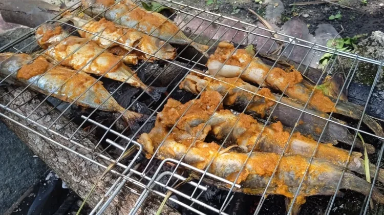 Rahasia Lezatnya Ikan Bakar dengan Kayu Tradisional