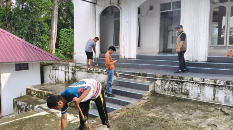 Gerakan ASRI Bersihkan Mushalla Kampar