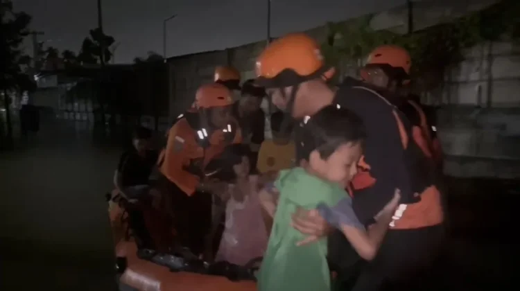 Basarnas Pekanbaru Evakuasi Enam Warga Terdampak Banjir di Rumbai Timur