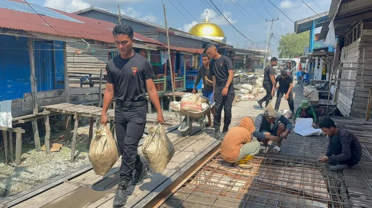 Brimob Polda Riau dan Polres Rohil Gelar Gotong Royong Bersama Warga Panipahan