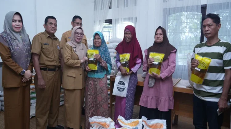 Wabup Kampar Salurkan Bantuan Pangan
