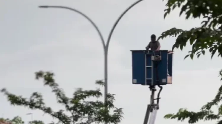 Kabel Penerangan Jalan Umum (PJU) Dipasang Kembali oleh Dishub Pekanbaru