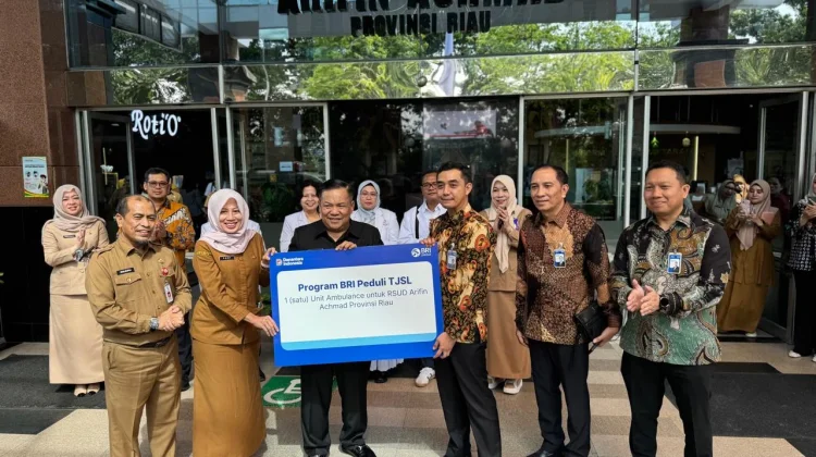 BRI Regional Office Pekanbaru Serahkan Satu Unit Ambulance untuk RSUD AA