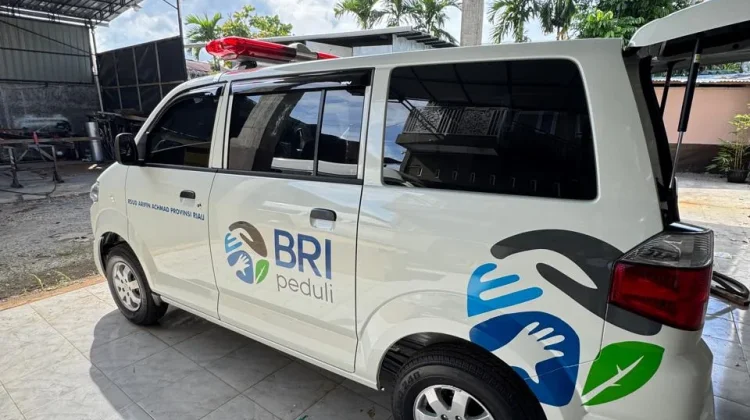 BRI Regional Office Pekanbaru Serahkan Satu Unit Ambulance untuk RSUD AA