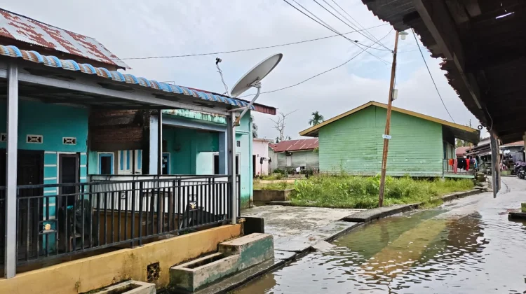 Banjir Masih Tergenang di Jalan Nelayan Rumbai, Warga Kesulitan Beraktivitas