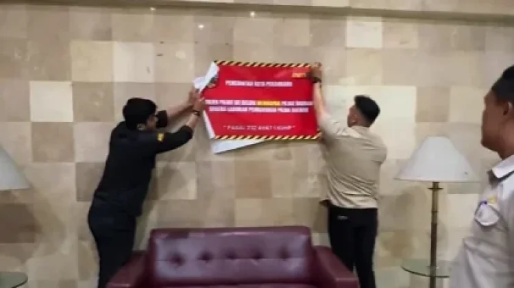 Bapenda Pekanbaru Tempel Stiker Peringatan di Hotel yang Menunggak Pajak