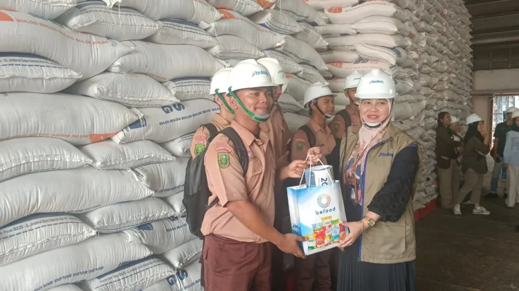 Puluhan Siswa Antusias Kunjungi Gudang Bulog Riau Belajar Ketahanan Pangan