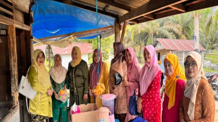 GOW Kampar Bagikan Sembako di Hari Kartini