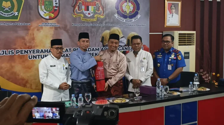 Pemko Pekanbaru Terima Bantuan 100 APAR dari Konsulat Malaysia