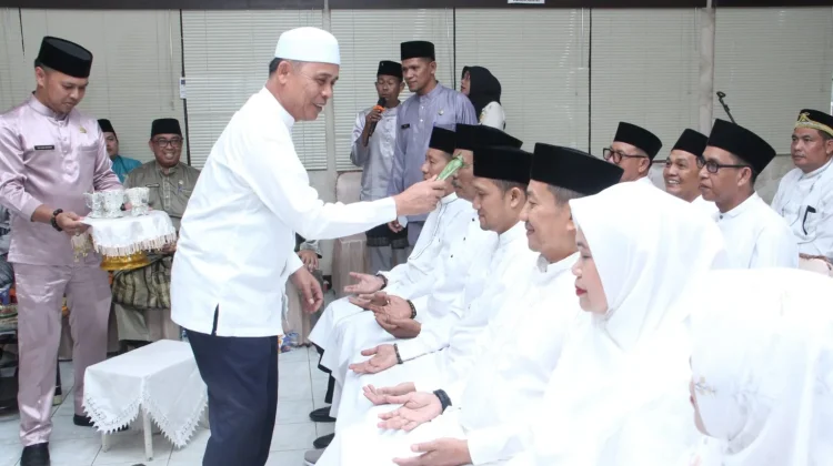 Bupati Inhil Tepuk Tepung Tawar ASN Haji