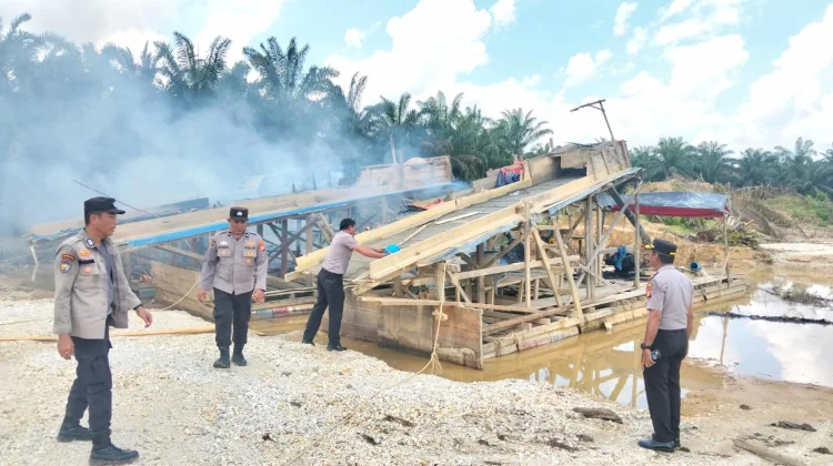 Tertibkan Penambangan Emas Ilegal, Polisi Bakar Enam Rakit Ilegal di Kampar Kiri