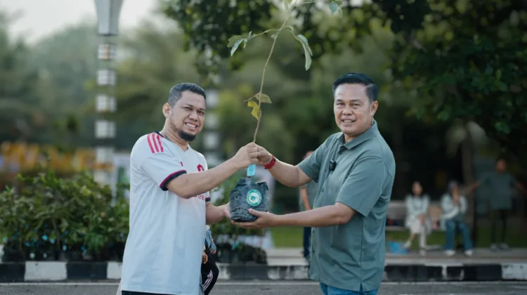 Pertamina Sumbagut Melalui Fuel Terminal Sei Siak Bagikan Bibit Pohon