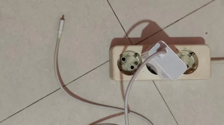 Charger Tidak Dicabut, Kebiasaan Kecil Berdampak Besar