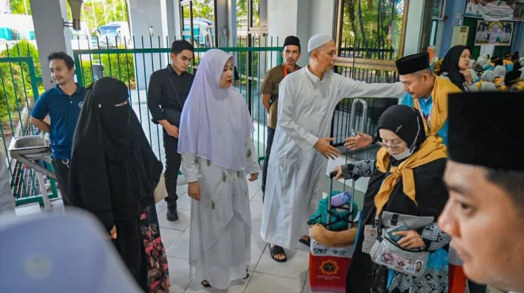 Wako kembali Lepas 129 Calon Jemaah Haji Kloter kedua Kota Dumai ke Makkah