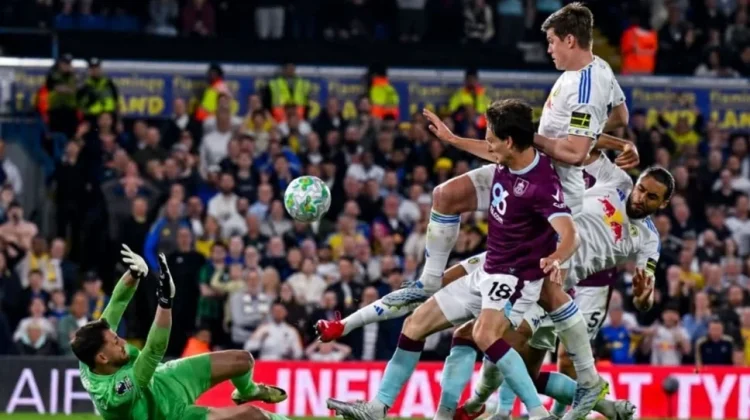 Leeds United Menang Meyakinkan 3-1, Jauhi Zona Degradasi