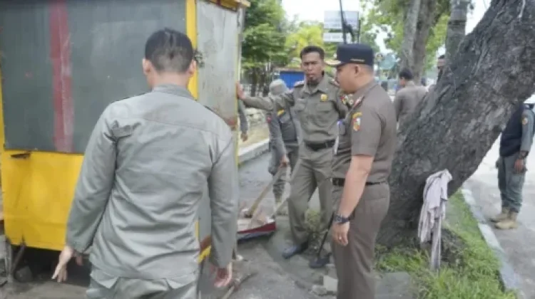 Satpol PP Pekanbaru Tertibkan Puluhan Lapak PKL di Jalan Protokol