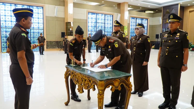 Kajati Riau Lantik Sejumlah Pejabat hingga Kajari