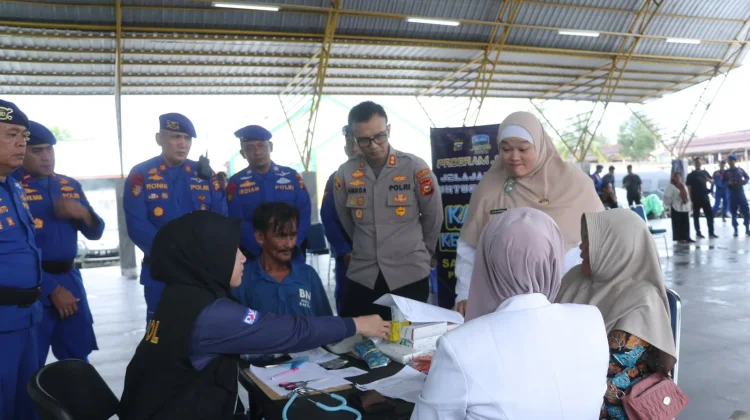 Sentuh Warga Pesisir, Kapolres Dumai Salurkan Bantuan dan Kesehatan Gratis