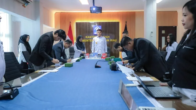 Kemenkum Riau Teken Kontrak Addendum Anggaran Bantuan Hukum Masyarakat Miskin