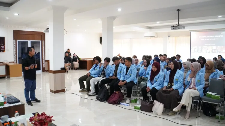 KPU Riau Mengajar Gelar Kuliah Praktisi di UIR Bahas Pendidikan Politik