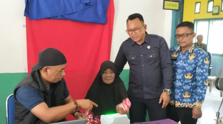Tetap Bekerja Disaat Libur, Widodo : Disdukcapil Itu Jiwanya Melayani