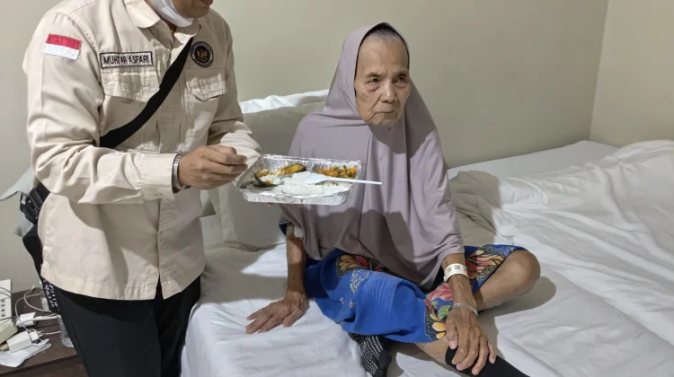 Ketua Kloter BTH 08 Tunjukkan Kepedulian, Rawat Jemaah Sakit Layaknya Orangtua