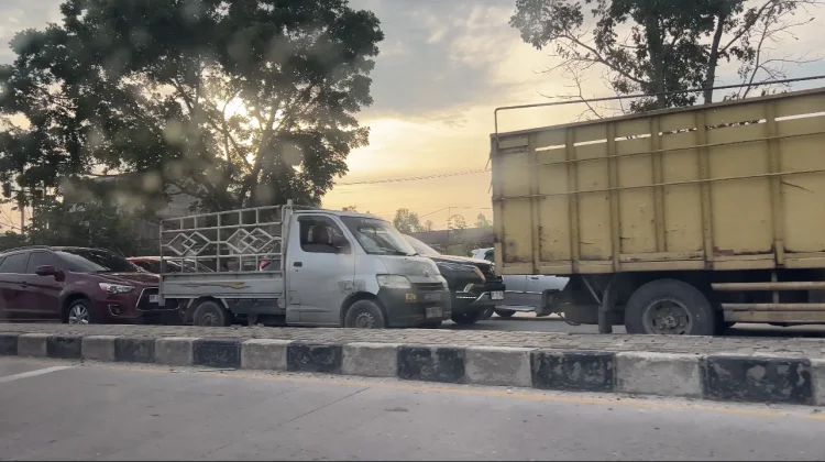 Penyempitan Jalan Proyek Tol, Kemacetan Panjang di Rimbo Panjang