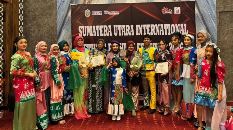 Puan Aspekraf Tampilkan Batik Siak di Fashion Festival Medan