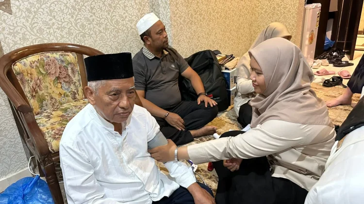Persiapan ARMUZNA, Petugas Kesehatan Kloter BTH 04 Intensif Periksa Jamaah