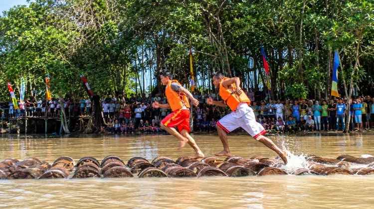 Lari di Atas Tual Sagu, Tradisi Unik Meranti yang Kini Jadi Daya Tarik Wisata