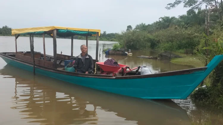 Perbaikan Perahu Kayu Menggunakan Resin dan Serat Fiber