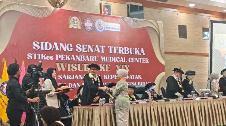 STIKes PMC Wisuda 98 Lulusan Baru, Kadiskes Riau Titip Harapan