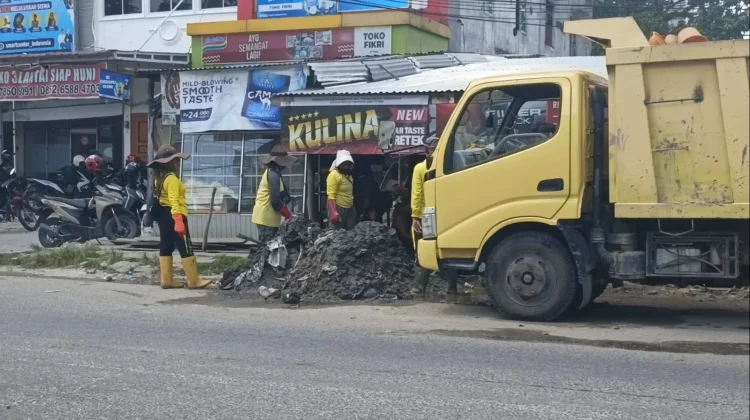 Pemko Pekanbaru Target Bersihkan Drainase 200 Meter per hari