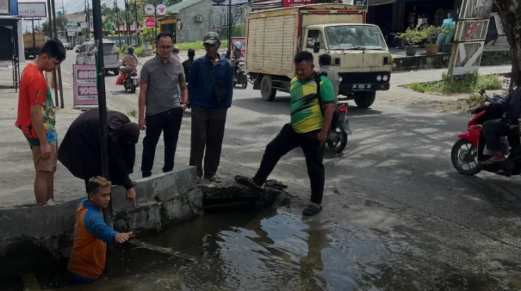 Pasukan Kuning Bersihkan Drainase Tersumbat di Marpoyan Damai