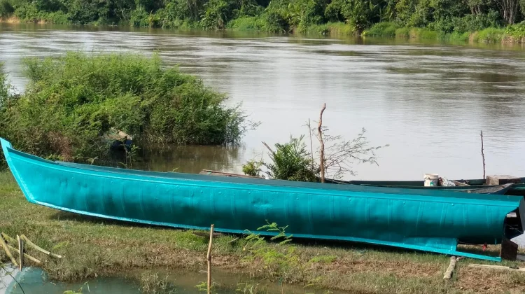 Melapisi Perahu Drum Plastik Menggunakan Resin dan Fiber