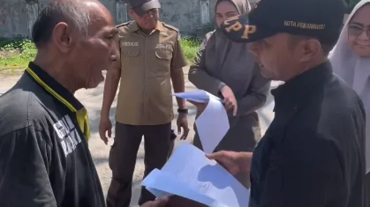 Satpol PP Pekanbaru Beri SP3 untuk Bangunan Liar di Jembatan Leighton I