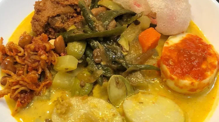 Lontong  Sajian Tradisional yang Selalu Hadir disaat Hari Raya