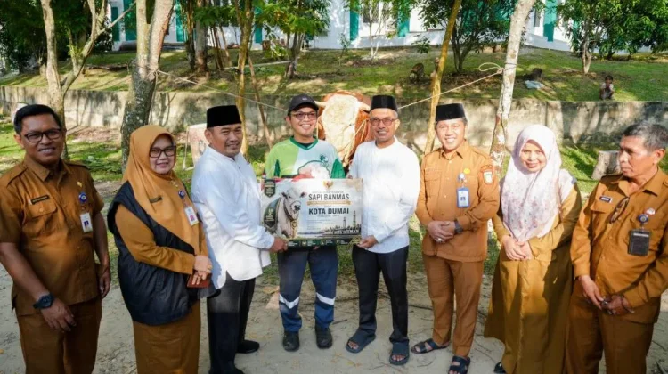 Wawako Sugiyarto Serahkan Sapi Kurban "Samson" Bantuan Kemasyarakatan Presiden