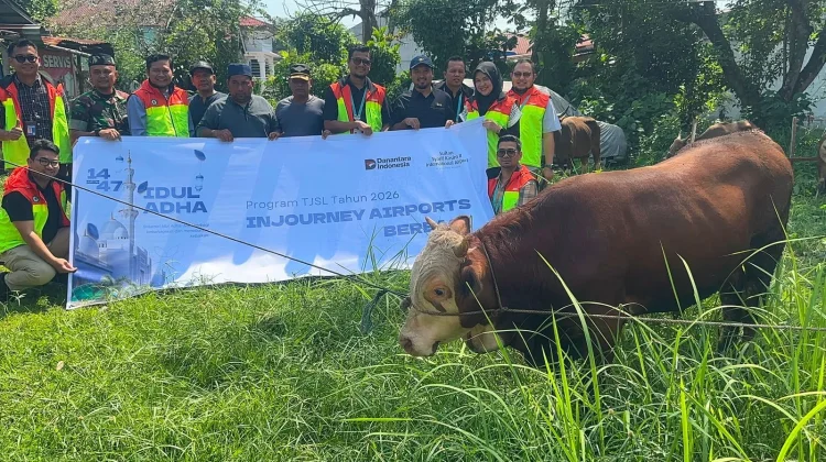 Bandara SSK Pekanbaru Berbagi Daging Kurban dengan Masyarakat Sekitar