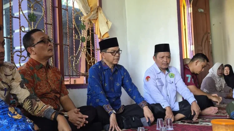 Kakanwil Kemenahaj Riau Takziah ke Rumah Duka Halimah Abu Amar yang Wafat di Makkah