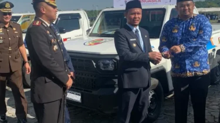 Wako Pekanbaru Serahkan Mobil Operasional untuk Bersihkan Drainase