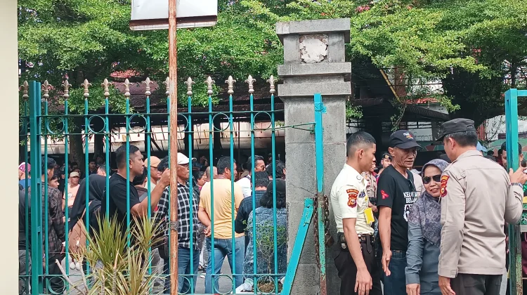 Plt Gubri Direncanakan Jadi Saksi Sidang, Warga Antusias Datangi PN Pekanbaru
