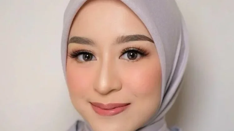 Tren Makeup Natural, Berani, dan Penuh Warna