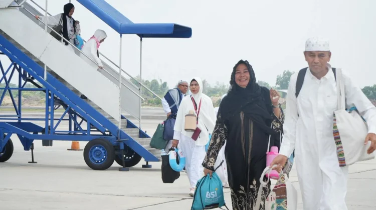 Jamaah Haji Kloter Pertama Riau Tiba Kembali di Pekanbaru