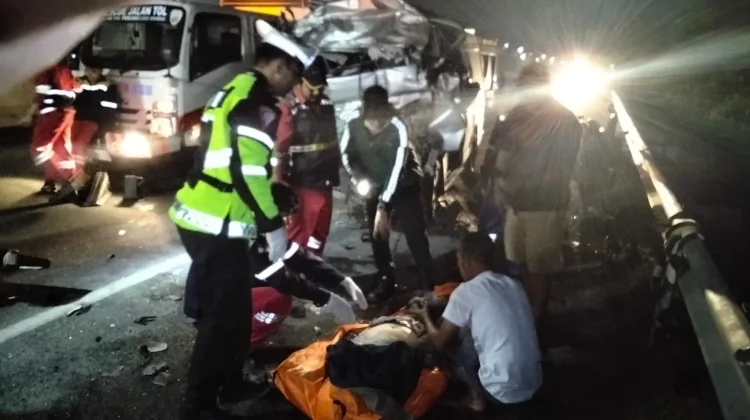Diduga Micro Sleep, Hiace Tabrak Dump Truck di Tol Permai, Lima Orang Tewas